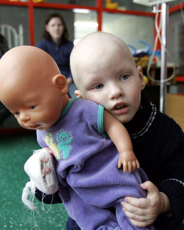 een kind in een oncologisch centrum in Wit-Rusland