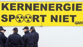 'kernenergie spoort niet' poster van greenpeace