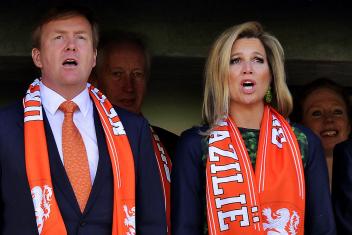 het koningspaar zingt het wilhelmus