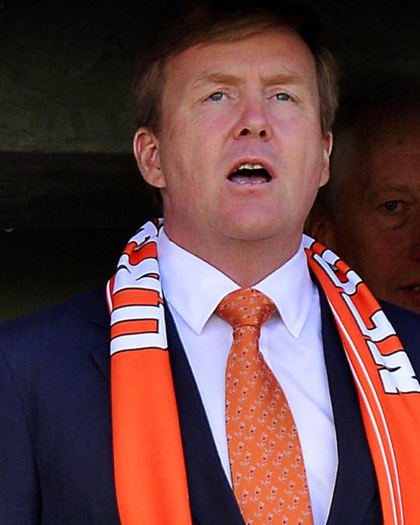 het koningspaar zingt het wilhelmus