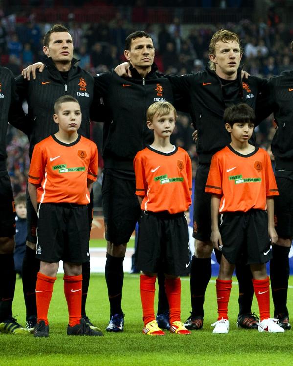 het Nederlands voetbalelftal zingt het wilhelmus