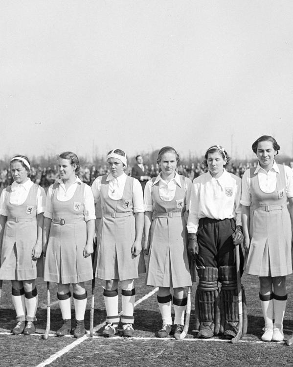vrouwenhockeyteam zingt het wilhelmus in 1938