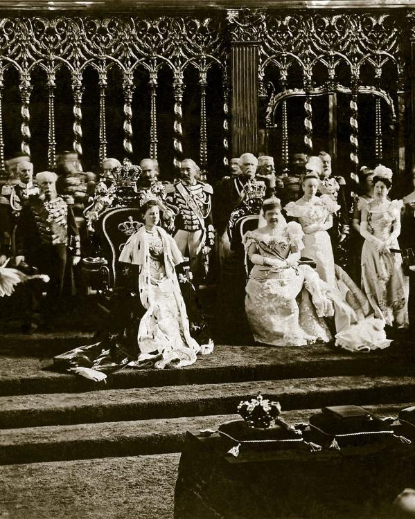 wilhelmina wordt ingehuldigd