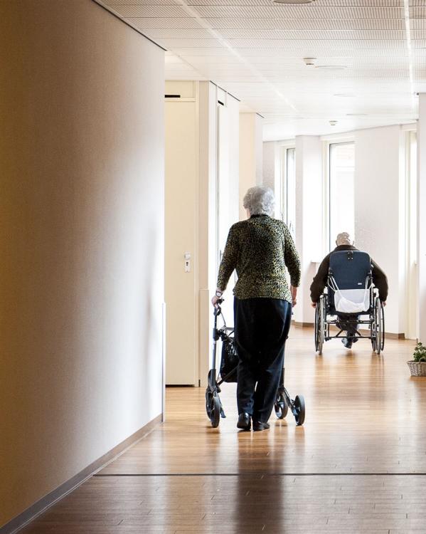 oudere mensen in een verzorgingstehuis