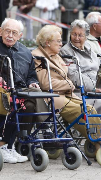 oudere mensen met rollator