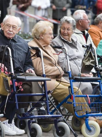oudere mensen met rollator