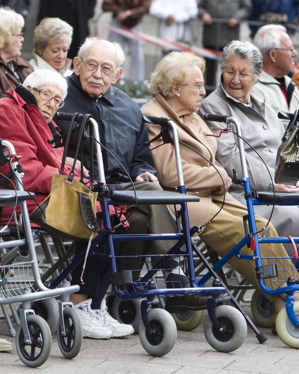 oudere mensen met rollator