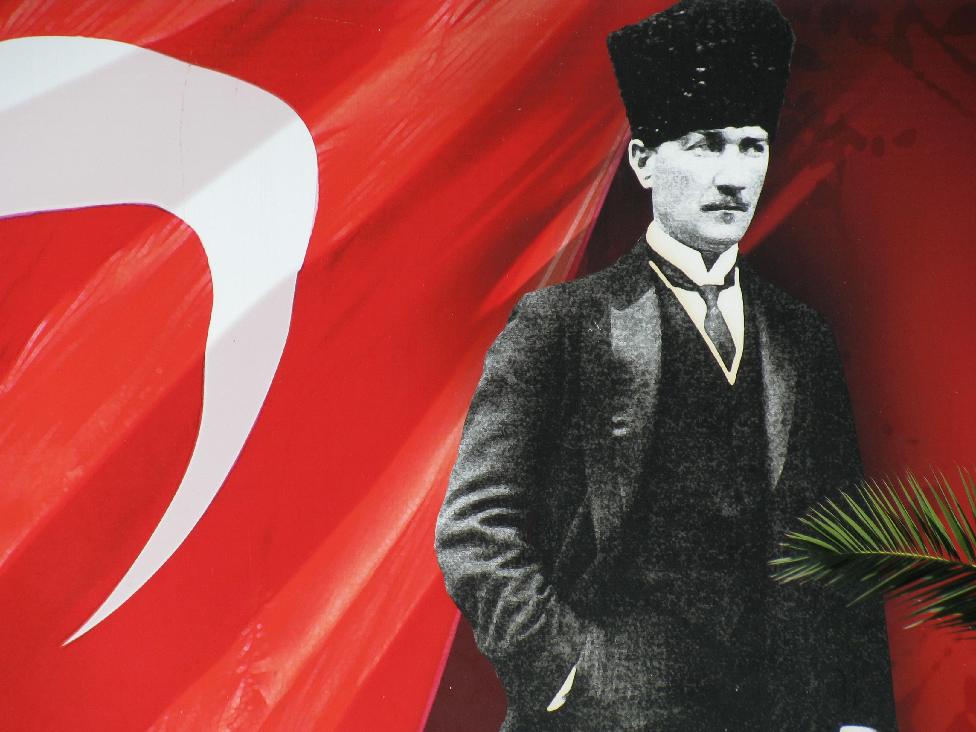Atatürk met Turkse vlag op de achtergrond