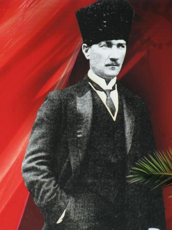 Atatürk met Turkse vlag op de achtergrond