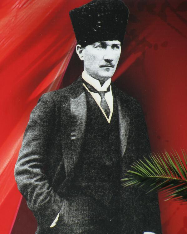 Atatürk met Turkse vlag op de achtergrond