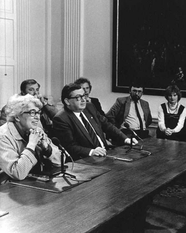 Annie bij de achterkant van het gelijk