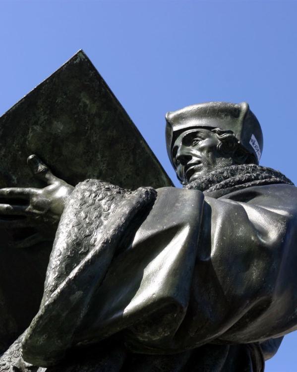 standbeeld van erasmus
