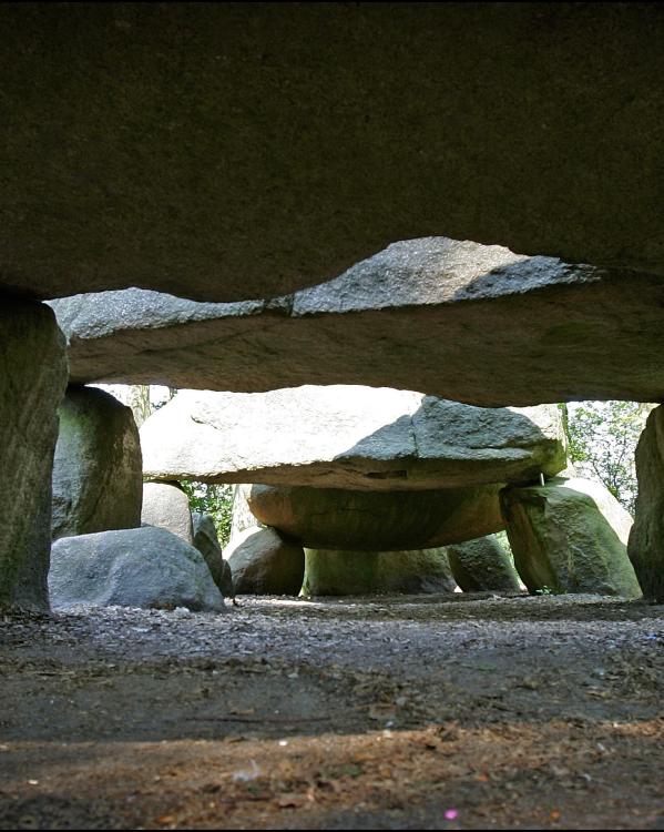 een hunebed van binnen