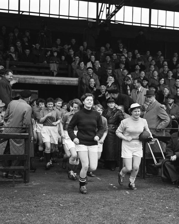 Opkomst voetbalvrouwen 1955