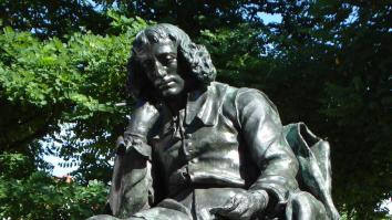 standbeeld van spinoza