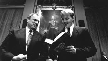 willem-alexander met een deel van het woordenboek