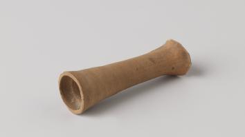 flesje van aardewerk