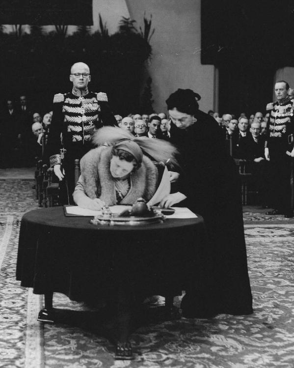 koningin juliana ondertekent het statuut