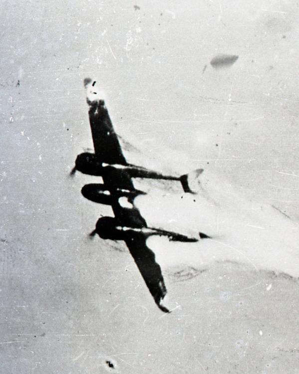 een jachtkruiser Fokker G.I. wordt neergehaald