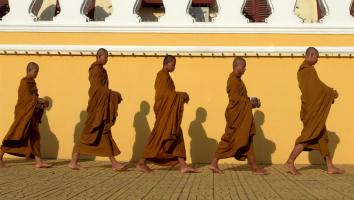 Boeddhistische monniken in oranjebruine gewaden