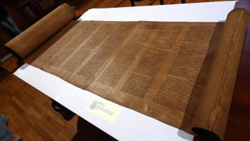 Een eeuwenoude Tora van perkament