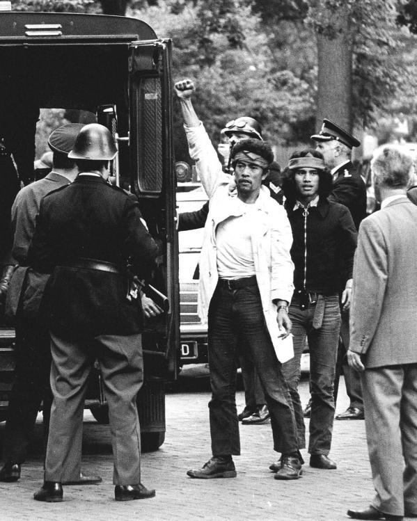 Met een gebalde vuist in de lucht wordt een gijzelnemer gearresteerd