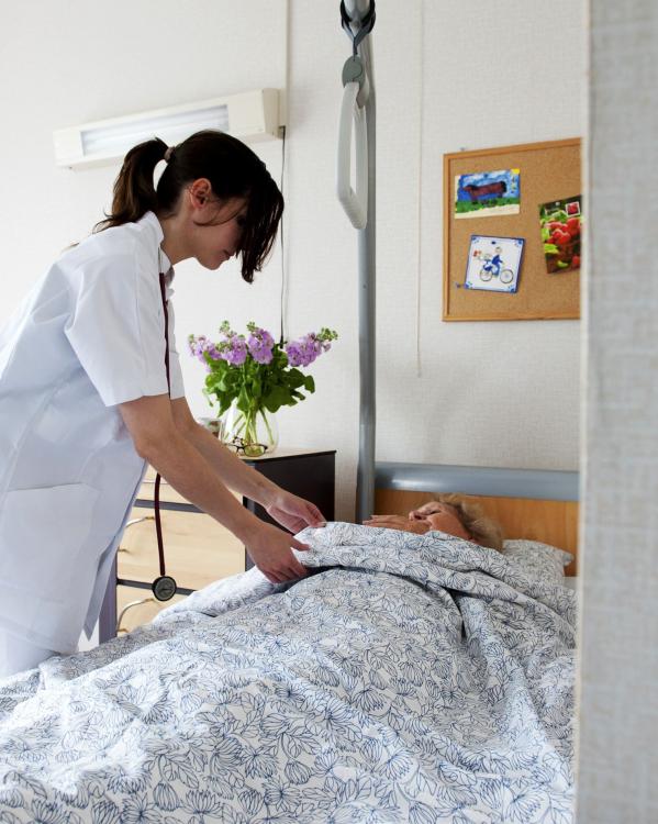 voltooidleven_verpleegsterbed