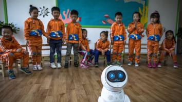 de robot Keeko vermaakt kinderen