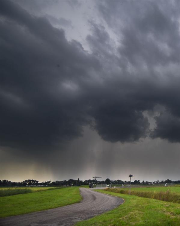 donkere wolken boven nederland
