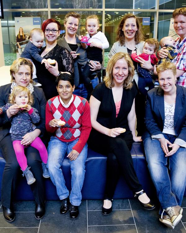 lesbische koppels en hun kinderen poseren voor een foto