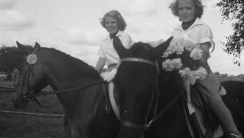 beatrix aan het paardrijden