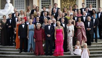 groepsportret bij verjaardagsfeest willem-alexander