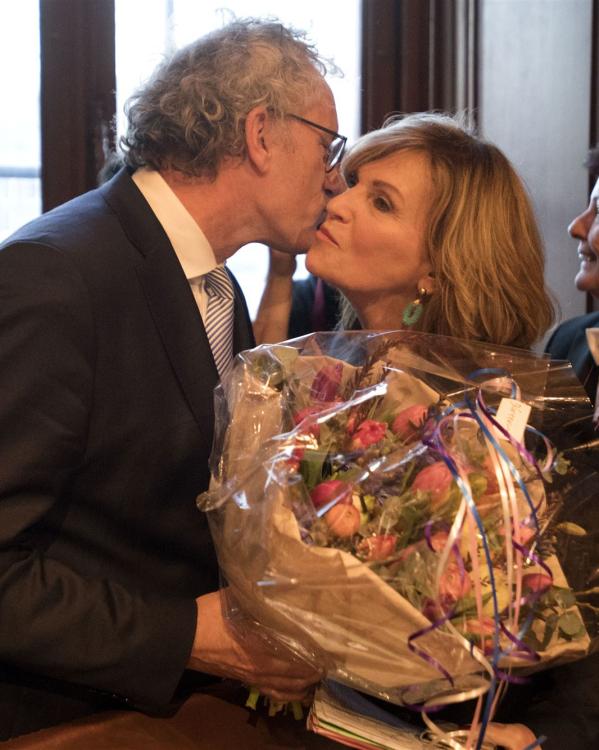 Thom de Graaf feliciteert Pia Dijkstra met de nieuwe donorwet
