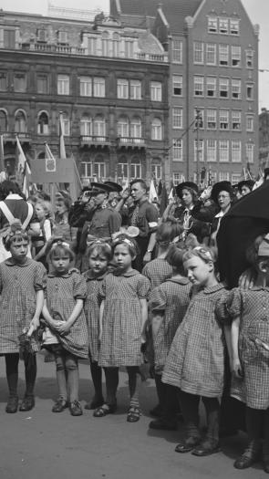 Weeskinderen op de dam in Amsterdam