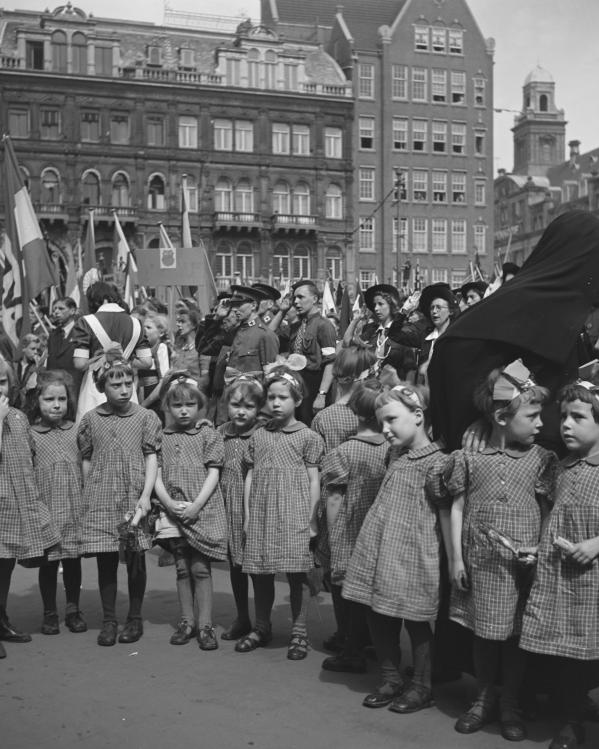 Weeskinderen op de dam in Amsterdam