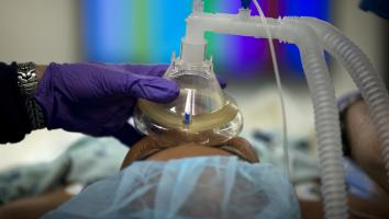 Een patiënt wordt onder narcose gebracht