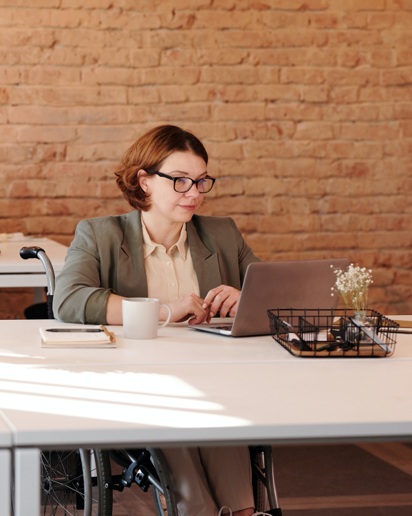 vrouw werkt op haar laptop