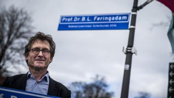 Straatnaam-bord voor nobelprijs-winnaar