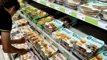 Een supermarktschap met veganistische producten.