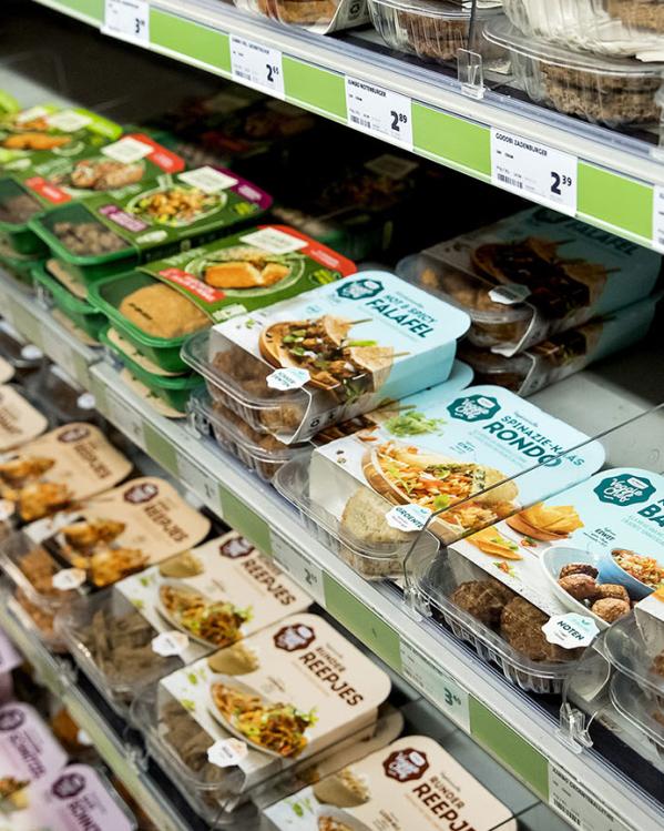 Een supermarktschap met veganistische producten.