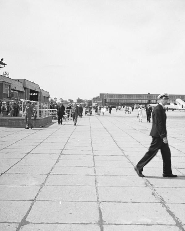 Café-terras 'De Wijde Blik' op Oud-Schiphol