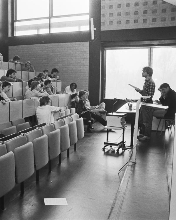 Studenten in collegebanken