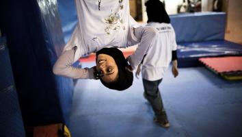 Vrouwen trainen voor parkour running