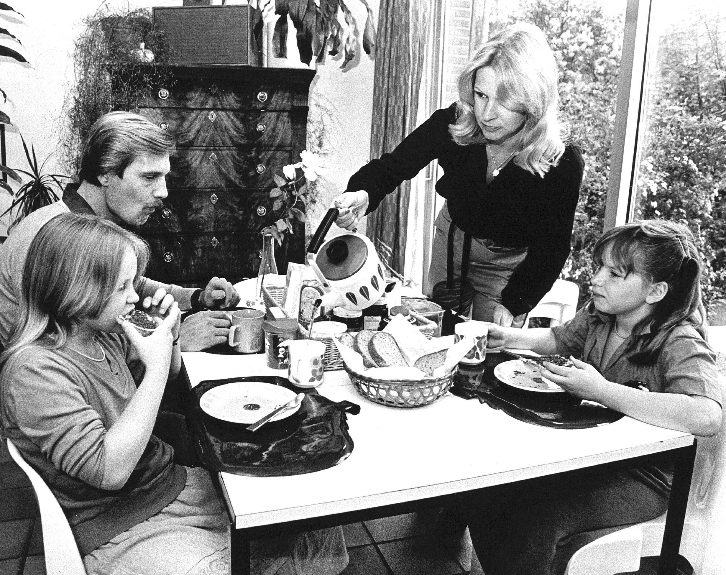vrouwenafhankelijk_ontbijttafel 1979