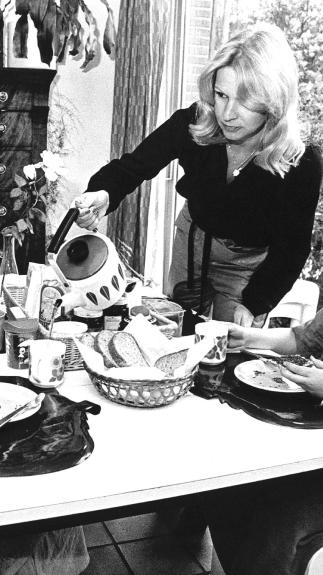 vrouwenafhankelijk_ontbijttafel 1979