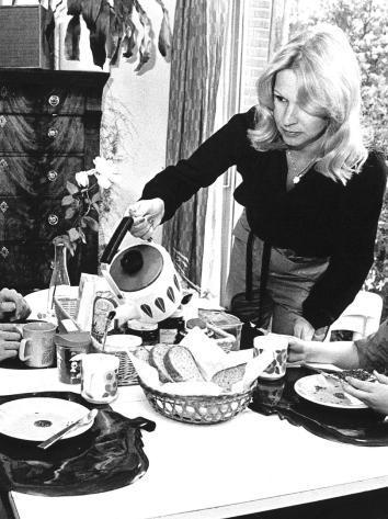 vrouwenafhankelijk_ontbijttafel 1979
