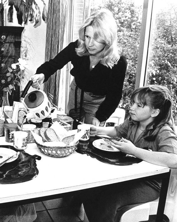 vrouwenafhankelijk_ontbijttafel 1979