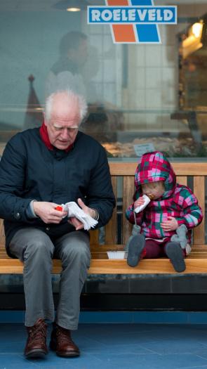 gepensioneerde met kleindochter