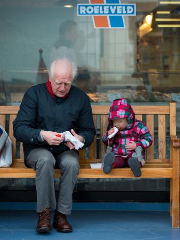 gepensioneerde met kleindochter