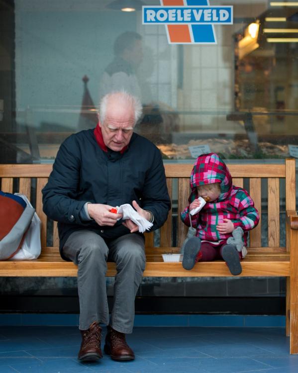 gepensioneerde met kleindochter